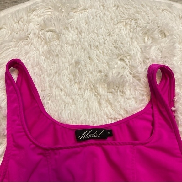 MOTEL Rocks Shani Crop Top in Neon Pink - Picture 5 of 8